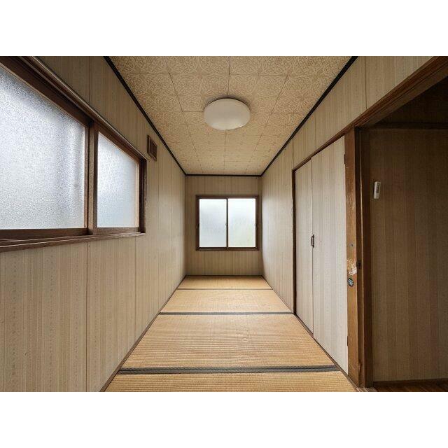 2階和室②：2面彩光