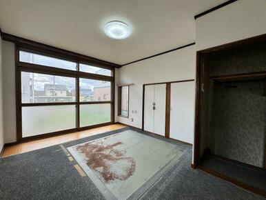 中二階は日当たり良好な洋室。