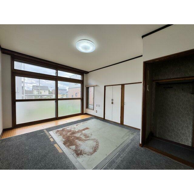 中二階は日当たり良好な洋室。