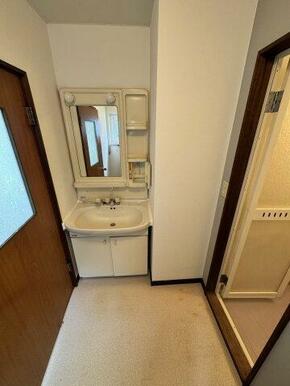 シャワー付き洗面台あり。