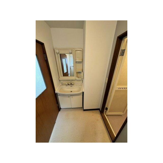 シャワー付き洗面台あり。