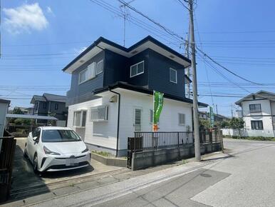 前面道路が幅６ｍあるので車の運転が苦手な方も安心の広さがあります。