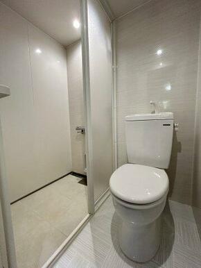 勝手口からすぐにトイレとシャワールーム。暑い日や花粉の季節も、さっと汗や花粉を流せて快適です。