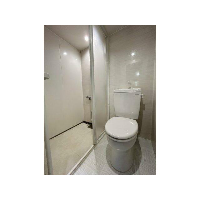 勝手口からすぐにトイレとシャワールーム。暑い日や花粉の季節も、さっと汗や花粉を流せて快適です。