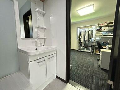 トイレとシャワールームに加え、同空間に独立洗面台も完備しています。