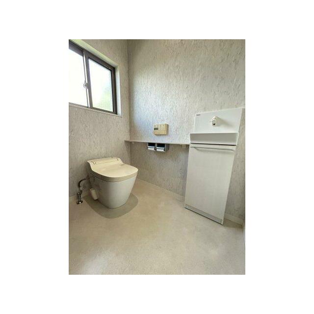 お店のように広くスタイリッシュなトイレ。明るく清潔な空間が維持されています。