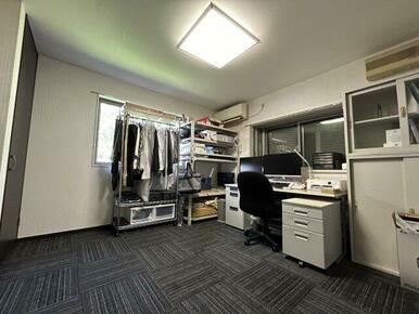 洋室はカーペット敷き。事務スペースや作業場など、多用途に活用できます。