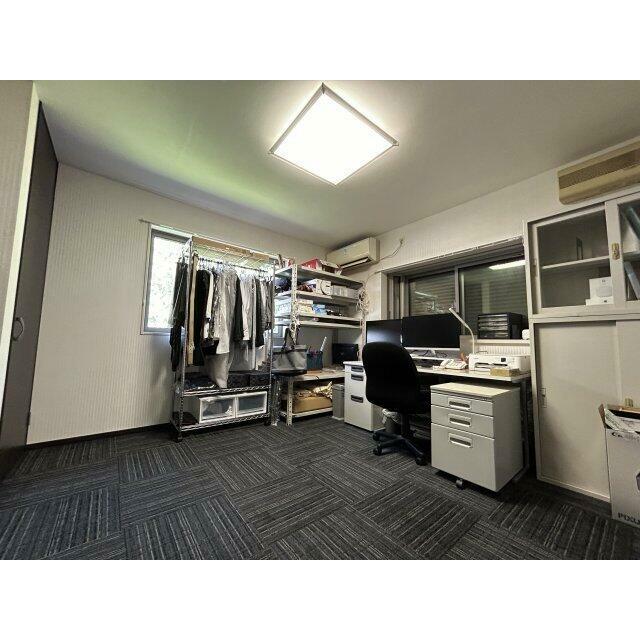 洋室はカーペット敷き。事務スペースや作業場など、多用途に活用できます。