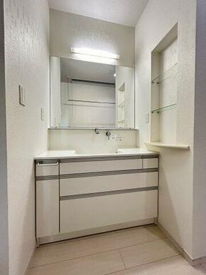 収納豊富な独立 洗面化粧台で朝の身支度も快適に整います♪
