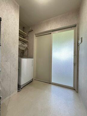 脱衣所には作りつけの棚はなく、好きな収納や棚をレイアウトできます。