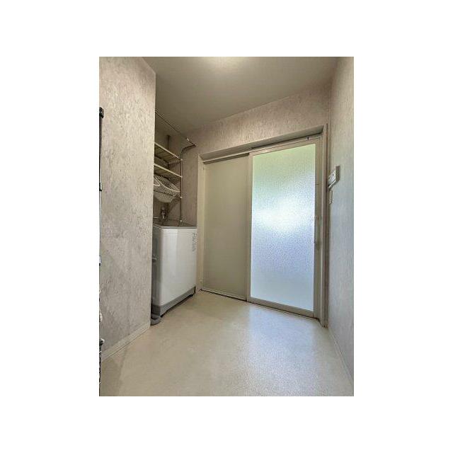 脱衣所には作りつけの棚はなく、好きな収納や棚をレイアウトできます。