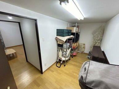 洋室隣に便利な物置部屋。奥行きがあり、季節物もたっぷり収納できます