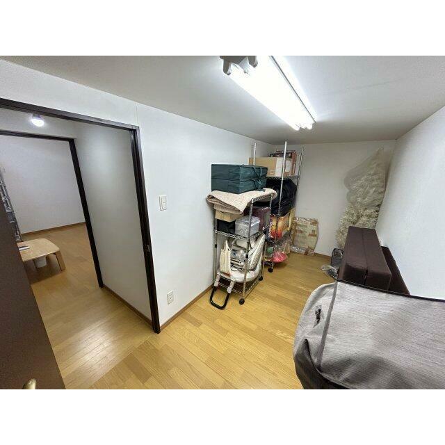 洋室隣に便利な物置部屋。奥行きがあり、季節物もたっぷり収納できます