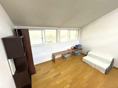 折り畳み式階段の先の洋室。子どもの遊び場や物置として活用でき、エアコン付きで夏も快適です。