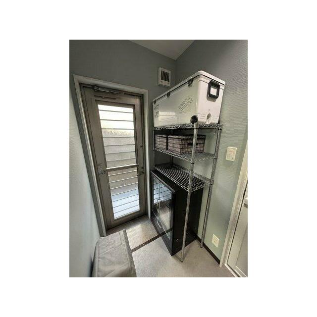 キッチンとは別に勝手口を備え、室内土間で靴を脱げます。カーペット敷きの洋室へ直接アクセス可能です。