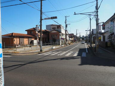 東金駅への進入道路の交差点角地にあります。正面突き当たりが駅です。