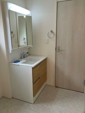 朝のお化粧から夜のスキンケアまで幅広く対応（7号棟）