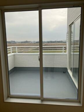 自宅で気分のスイッチを切り替えるならバルコニーがおすすめ！（7号棟）