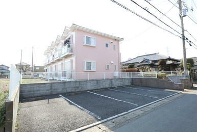 東側の駐車場　駐車場向かって右側が今回の募集