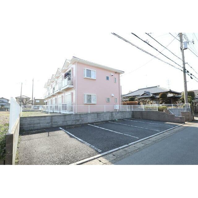 東側の駐車場　駐車場向かって右側が今回の募集