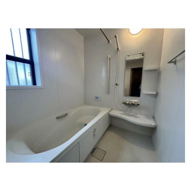 1日の疲れを癒してくれる浴室は、窓のある開放的な空間＾＾