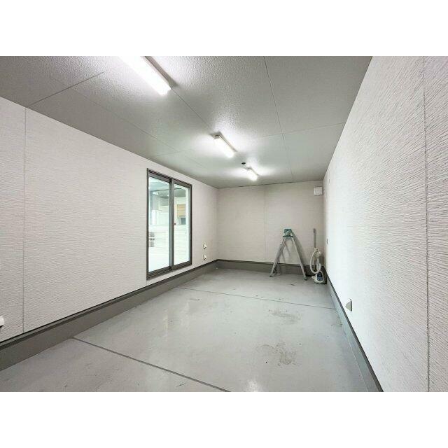 幅約3.6ｍ×長さ約7.2ｍ×高さ約３ｍの大型ガレージで、床面と壁は補強済。