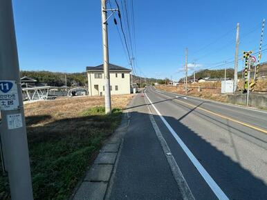 前面道路（南東から北西方向を撮影）