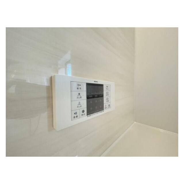 ボタンひとつでお湯張りや追い焚き、温度調整までしてくれる便利なオートバス機能付き！