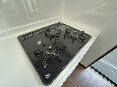 「キッチン」三口ある新しいコンロに新品交換しております。
