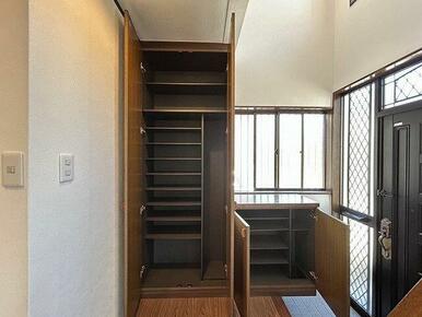 「玄関」大きめの靴箱・収納棚を設置しております。