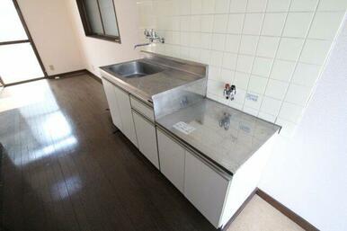 ※同建物ほかのお部屋の写真です。