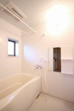 浴室乾燥暖房機能付き。内倒しタイプの小窓が付いています。