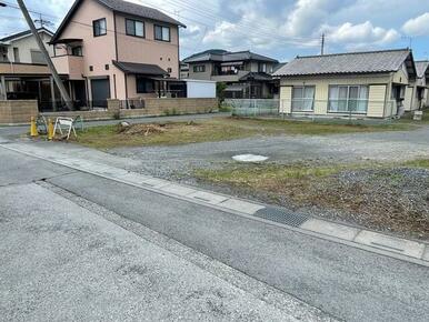 物件の全景です。角地です。現在は空地になっています。