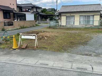 物件の全景です。角地です。現在は空地になっています。