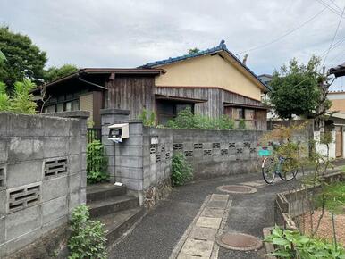 門扉前の道路です。