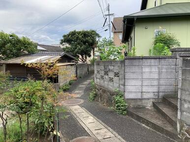 物件に向かう道路です。車両の通行は困難です。