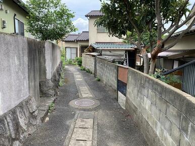 物件に向かう道路です。車両の通行は困難です。