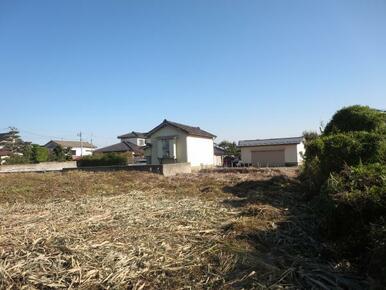 敷地内の南西側より敷地状況を撮影