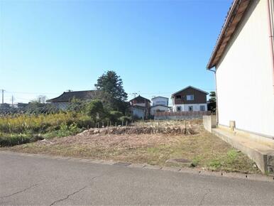 東側道路より敷地状況を撮影！