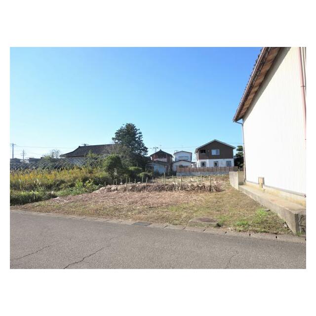 東側道路より敷地状況を撮影！