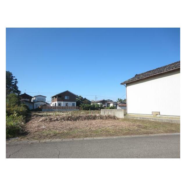 東側前面道路より接道状況を撮影！アパート用地や事業用地、資材置き場等、用途多彩な利用用途が可能♪