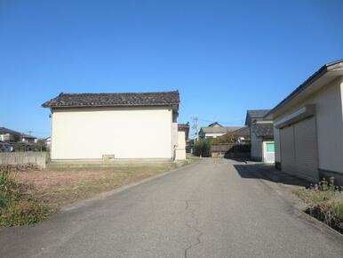 東側前面道路状況を撮影！道路幅員は約５ｍ～５.５ｍ