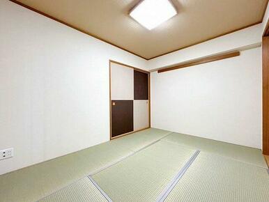 「和室」別角度写真です。天井はアクセントクロスで仕上げました。