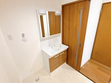 洗面所の横に洗濯機を設置できます