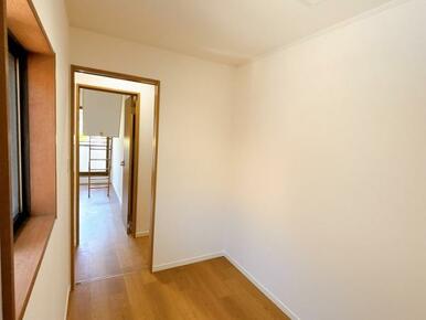 二階西側納戸の壁側からの様子です