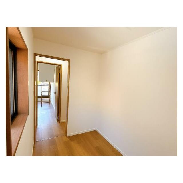 二階西側納戸の壁側からの様子です