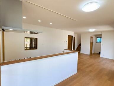 ダイニングとカウンターキッチンの様子です