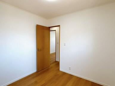 二階西側洋室の廊下側の様子です