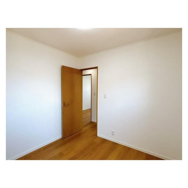 二階西側洋室の廊下側の様子です