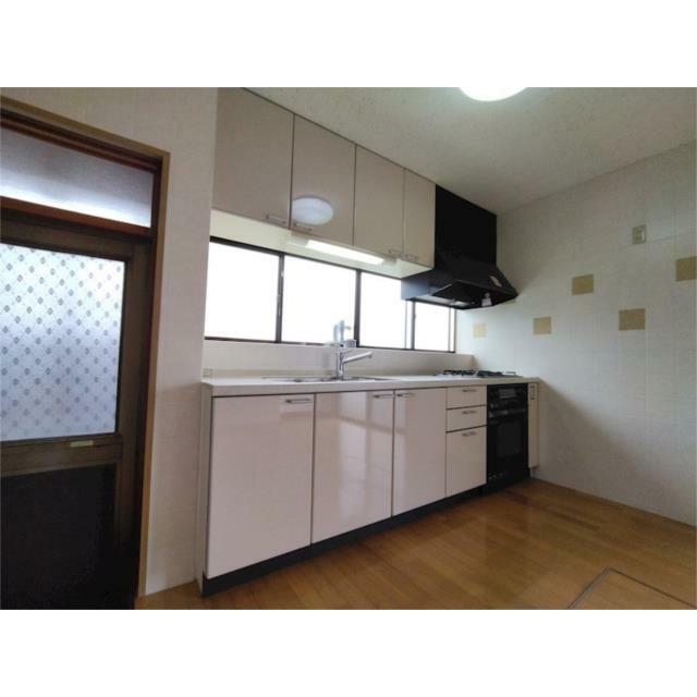 キッチン横には勝手口があり、ゴミ出しに便利です